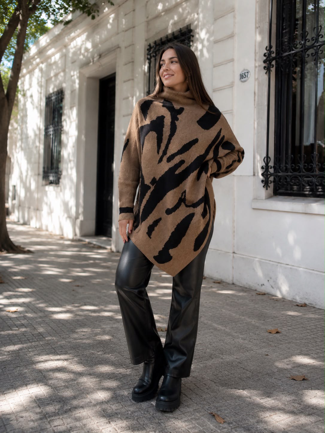 Poncho tejido café con estampado abstracto, cuello alto y ruedo asimétrico