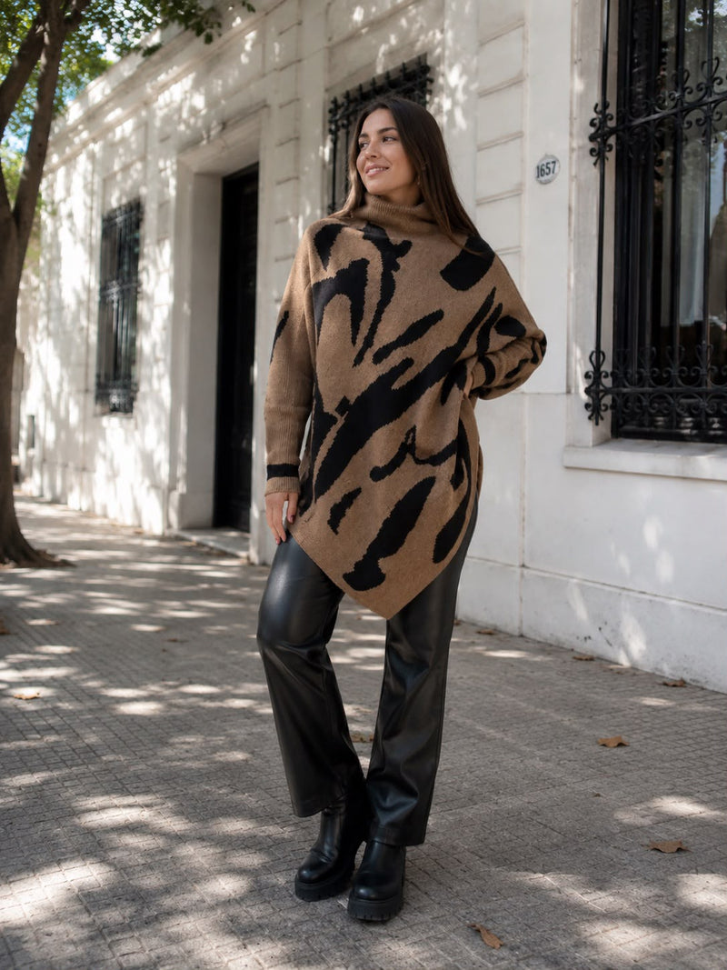 Poncho tejido café con estampado abstracto, cuello alto y ruedo asimétrico