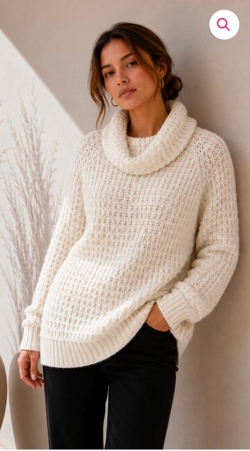 Sweater blanco crema de tejido grueso con cuello alto amplio